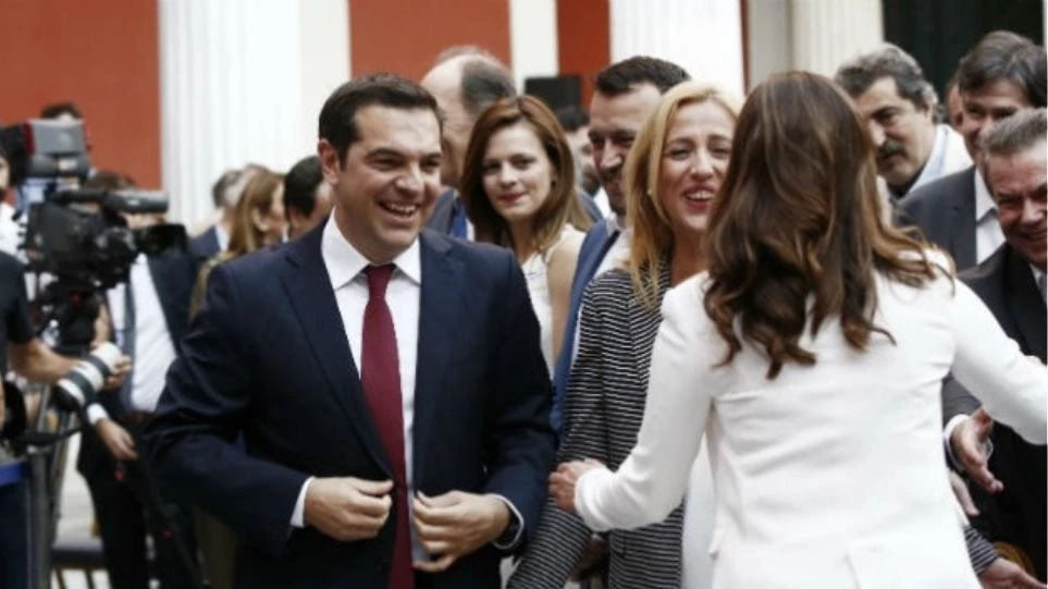 «Ρόδα, τσάντα και γραβάτα»: Όταν και η «Εφ.Συν.» την πέφτει στον Τσίπρα για το σόου στο Ζάππειο